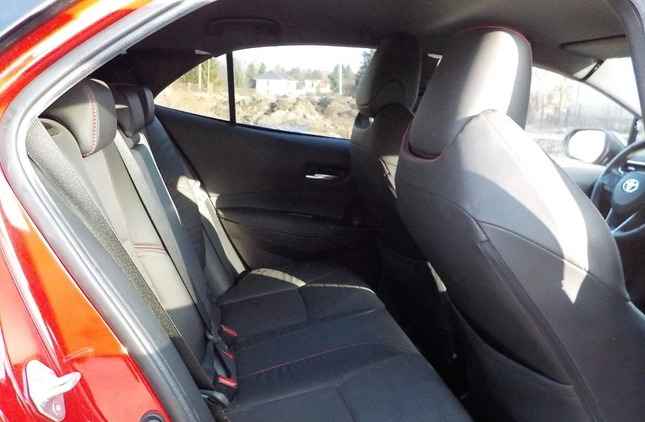 Toyota Corolla cena 53900 przebieg: 61256, rok produkcji 2019 z Pabianice małe 667